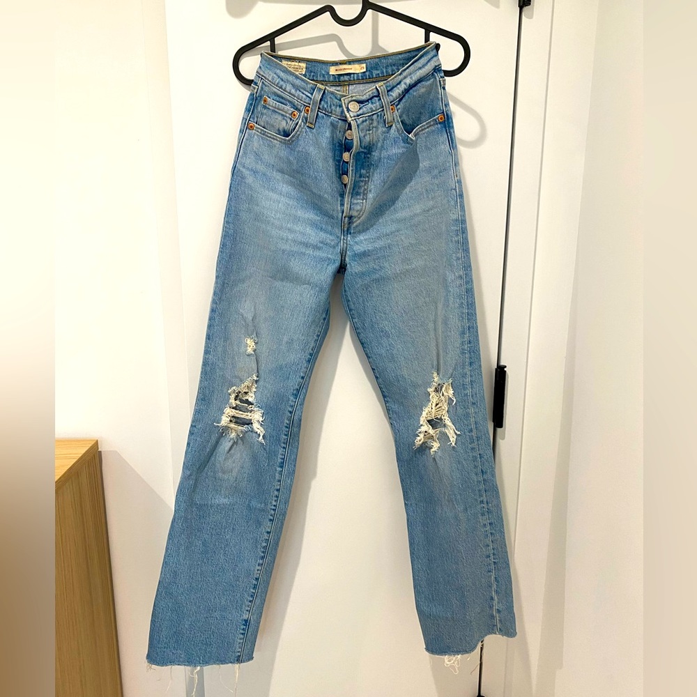 LEVIS JEANS LIGHT WASH WITH RIPPED KNEES